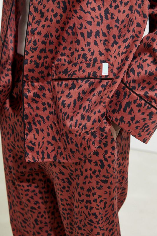 つばは絹のサテンのパジャマの人の長い袖ポリエステルPJの寝間着を対比する